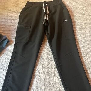 Figs Women’s Petite Large Yola High Waisted 2.0 Petite Skinny Scrub Pants  - Bla